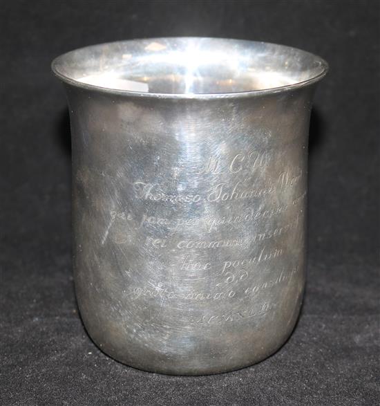 A late 1930s silver beaker vase with latin inscription, Edward Barnard & Sons Ltd, London, 1939, 10 oz.